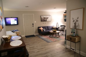 1 bedroom, desk, iron/ironing board, free WiFi - The Sylvan Suite by Curated Stays: Queen Bed (Abilene)