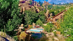 A resort with a pool, outdoor seating, and a view of rocky mountains. - Heaven on Earth Retreat's Spectacular Suite in Prescott's Gorgeous Granite Dells (Prescott)