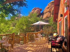 Outdoor dining - Heaven on Earth Retreat's Spectacular Suite in Prescott's Gorgeous Granite Dells (Prescott)