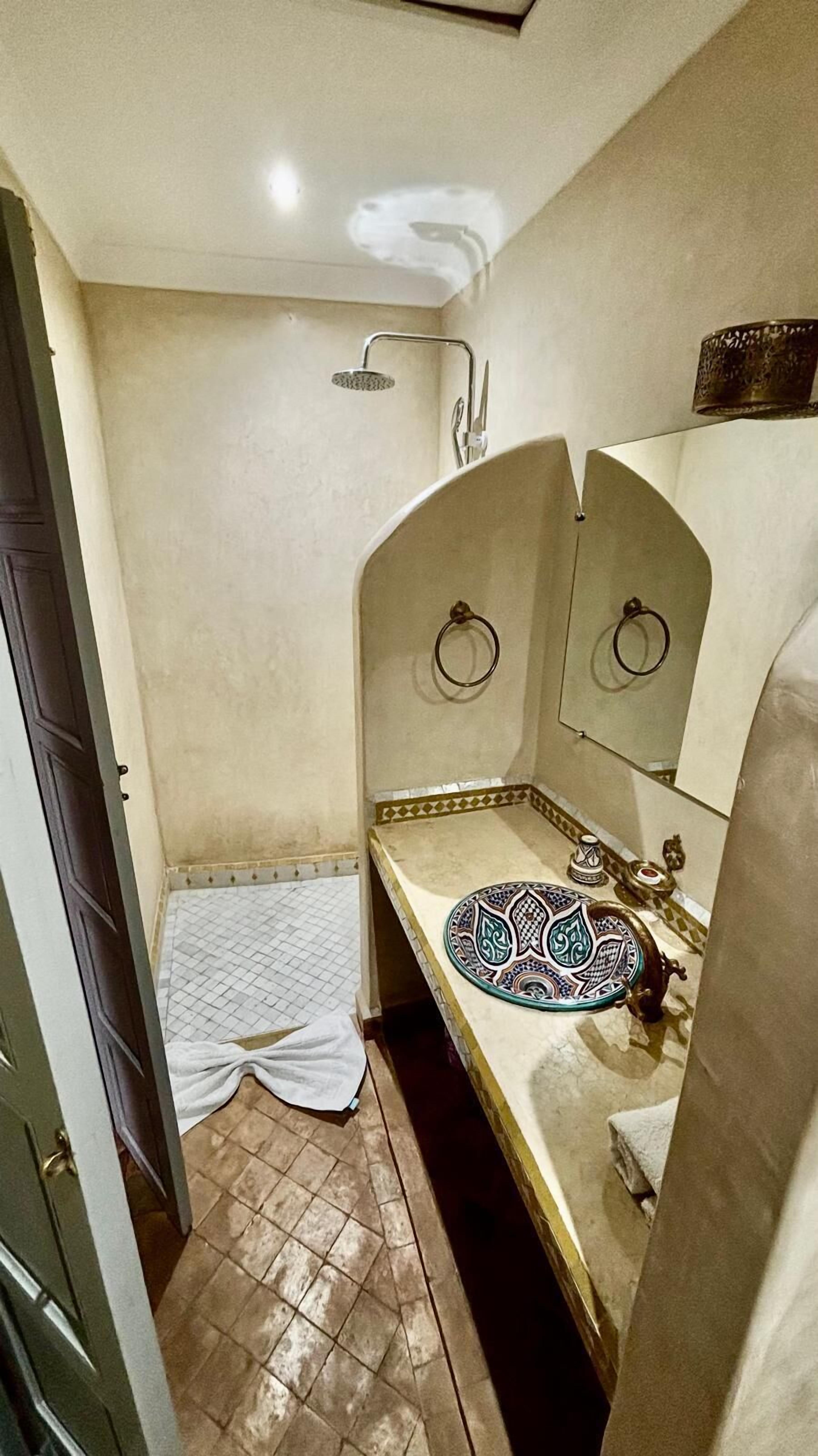 Dobbeltrom – superior, 1 queensize-seng, allergivennlig | Bad | Dusj, regndusjhode, hårføner og bidé