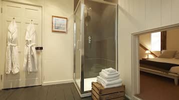 4 bedrooms, desk, iron/ironing board, travel cot