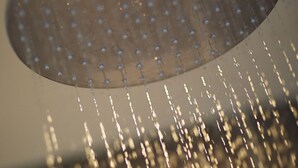 A showerhead with water streaming down. - Extremely spacious loft located in the vibrant America Ground close to the beach (Hastings)