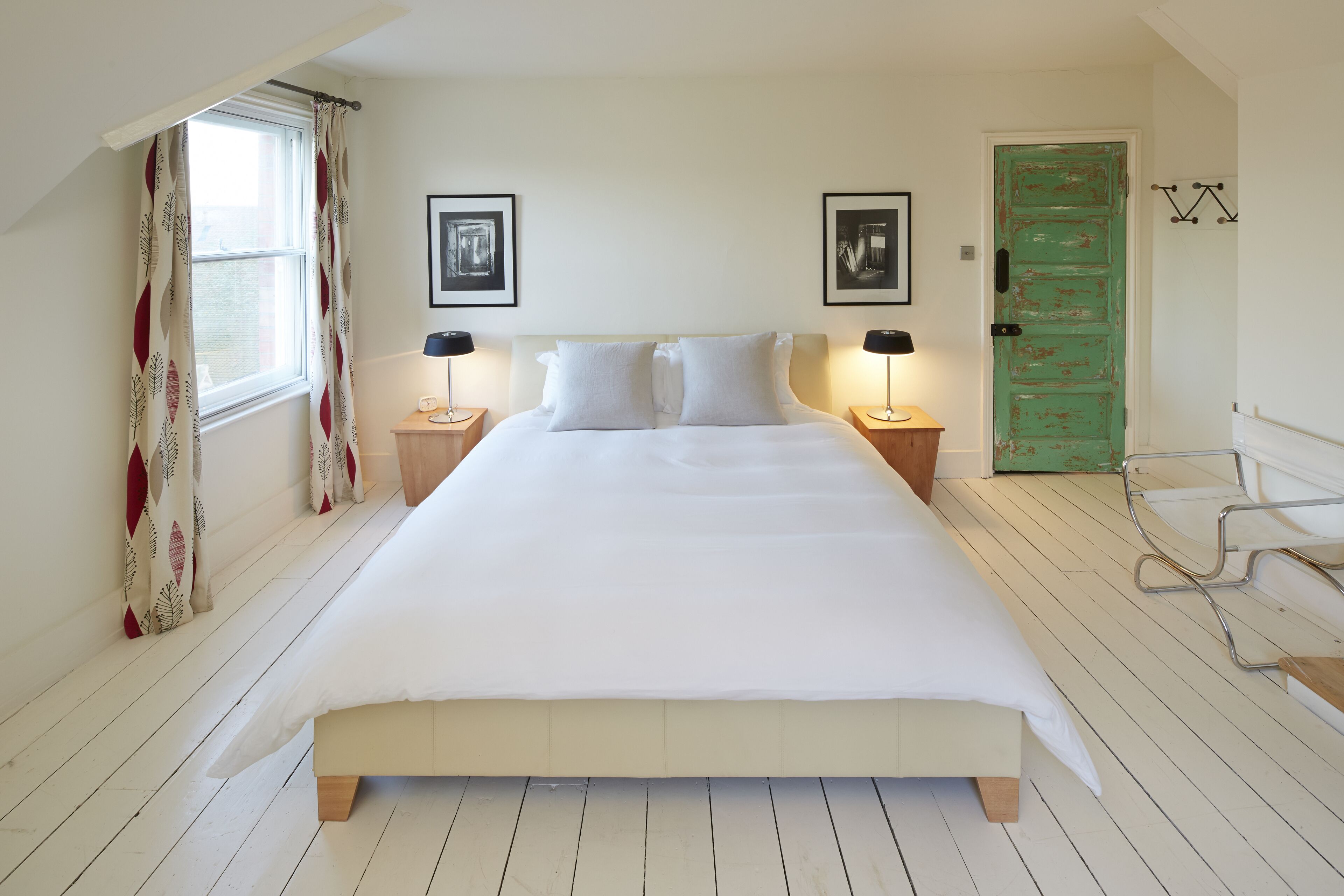 4 bedrooms, desk, iron/ironing board, travel crib