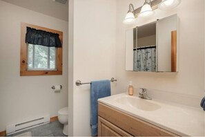 Towels, soap, shampoo, toilet paper - Relaxing Lake Waterfront Home (Simcoe Island, Frontenac Islands)