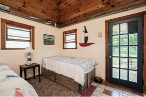 3 bedrooms, bed sheets - Relaxing Lake Waterfront Home (Simcoe Island, Frontenac Islands)