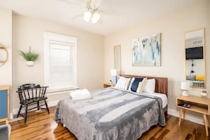 2 habitaciones, escritorio y tabla de planchar con plancha