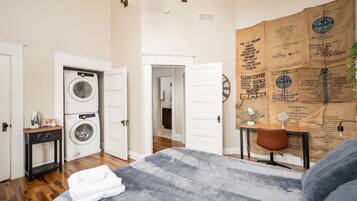 2 makuuhuonetta, työpöytä, silitysrauta/-lauta, vauvan matkasänky