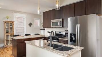 Jääkaappi, mikroaaltouuni, uuni, liesi