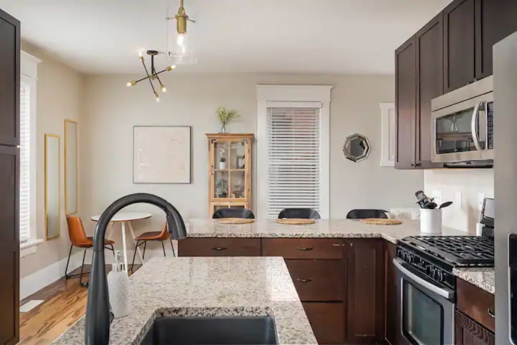 Jääkaappi, mikroaaltouuni, uuni, liesi