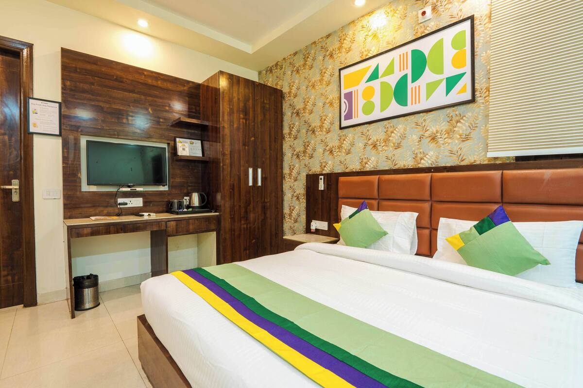 Deluxe Double Room | Desk, laptop workspace, iron/ironing board, WiFi (free)