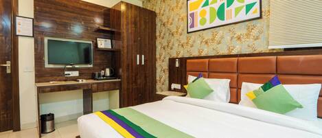 Deluxe Double Room | Desk, laptop workspace, iron/ironing board, WiFi (free)