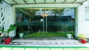 Property entrance - Treebo Sunny Feast (Greater Noida)