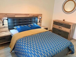 2 chambres, bureau, fer et planche Ă repasser