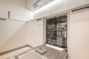 Appartamento Comfort | Cucina privata | Frigorifero con congelatore, lavastoviglie, macchina per tè/caffè