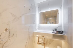 Comfort-Apartment | Badezimmer | Kostenlose Toilettenartikel, Haartrockner, Bidet, Handtücher