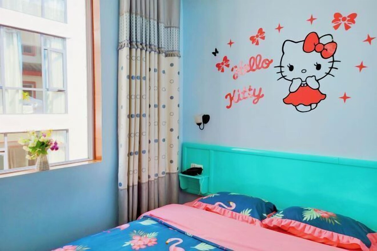 Ein Schlafzimmer mit Bett, Vorhängen, einer Wanddekoration und einem Fenster mit Blick.