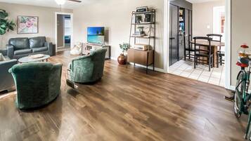 Smart TV, libros, monitor de computadora