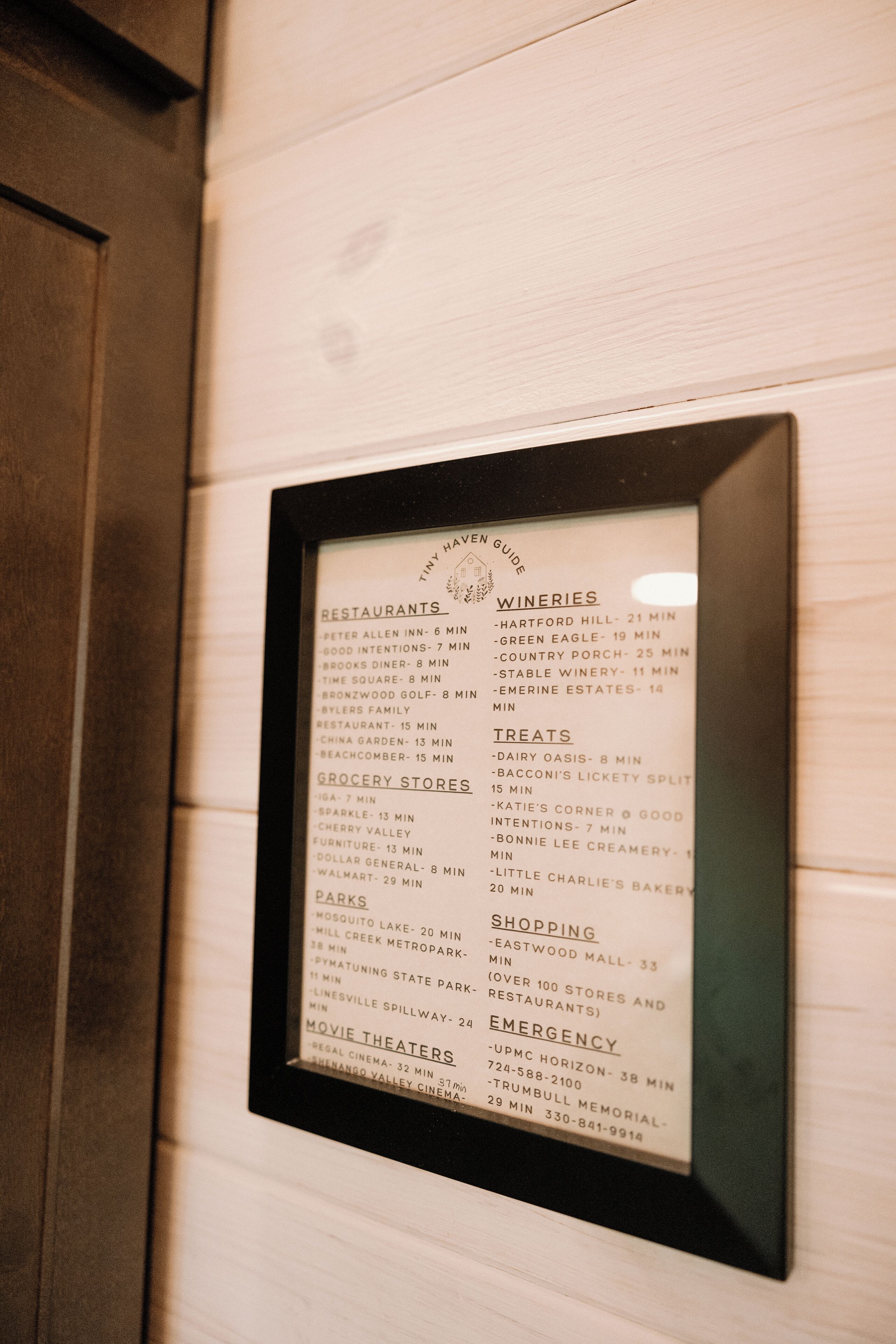 Un menu encadré répertoriant divers restaurants, domaines viticoles, épiceries, parcs, zones commerciales et numéros de téléphone d’urgence.