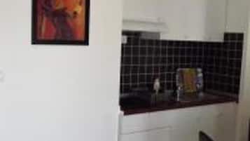 Apartament | Cuina privada | Frigorífic, forn, placa de cuina i bullidora elèctrica