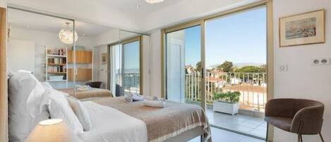 2 bedrooms, in-room safe, desk, iron/ironing board