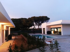 Outdoor pool - Villa in vilamoura, near the golf courses, 5 minutes from the beach (Quarteira)