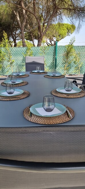 Outdoor dining - Villa in vilamoura, near the golf courses, 5 minutes from the beach (Quarteira)
