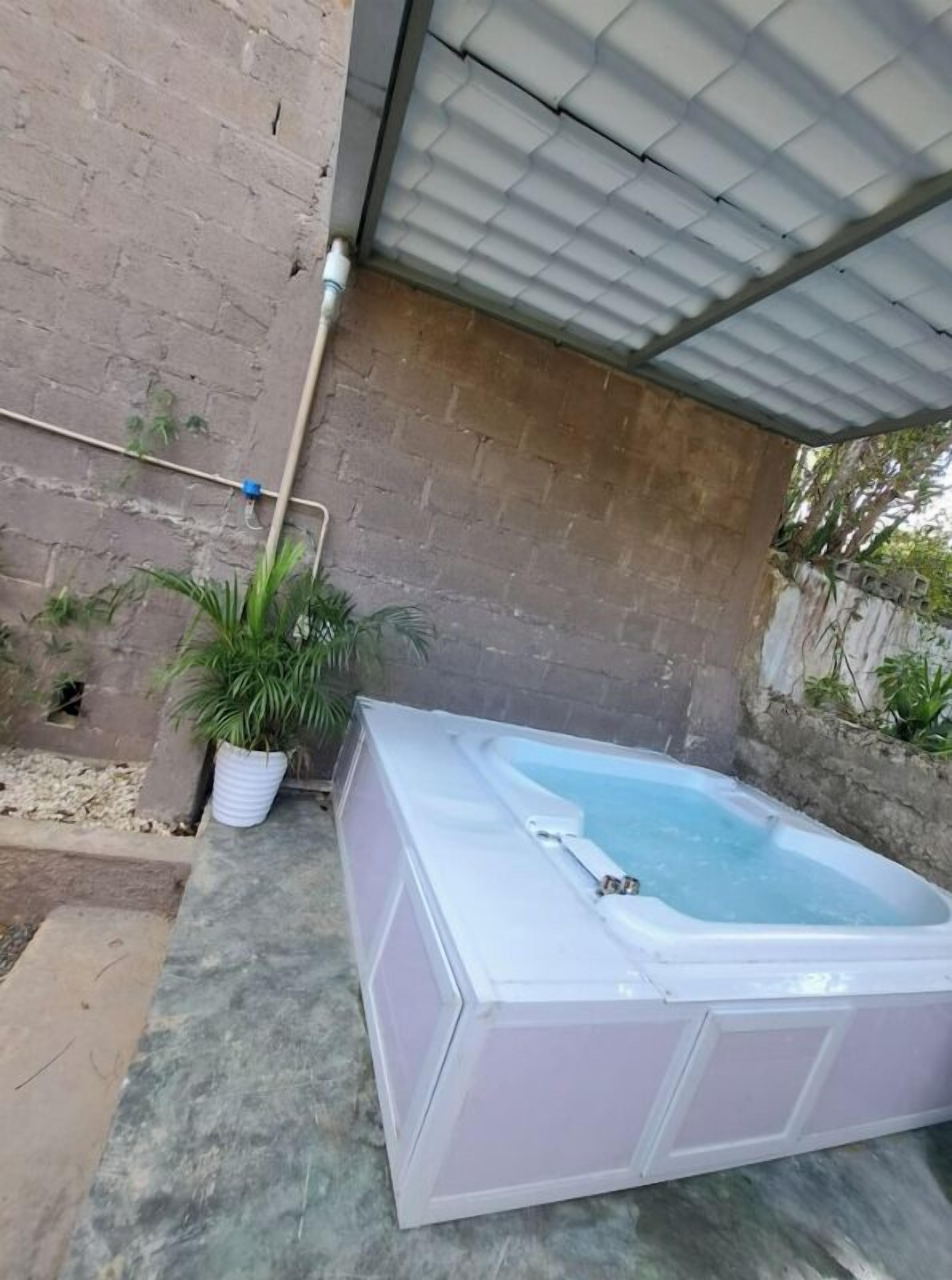Outdoor spa tub