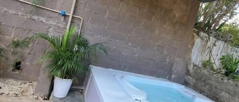 مغطس سبا خارجي