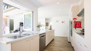 Kylskåp, diskmaskin, kaffe- och tebryggare och grytor/köksredskap