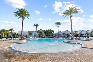 Una piscina al aire libre, una piscina climatizada