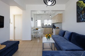 Smart TV - Adelphes- Beach front apartment (Chania)