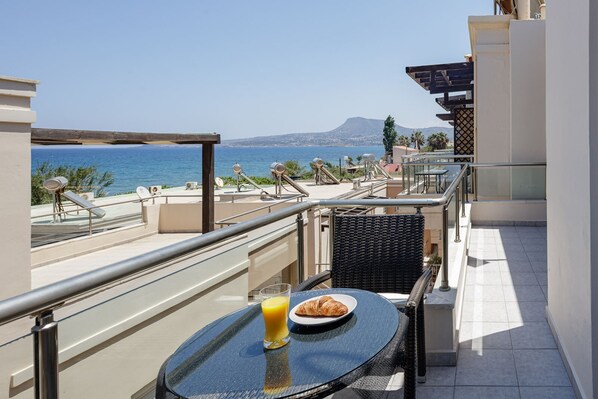 Outdoor dining - Adelphes- Beach front apartment (Chania)