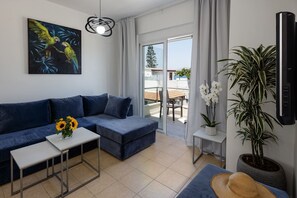 Smart TV - Adelphes- Beach front apartment (Chania)