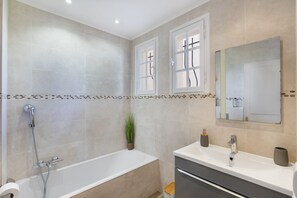 Shower, hair dryer, towels, soap - Capleouna- Saint-Andrieu.secure estate with janitor, swimming pool and tennis court. (Villeneuve-Loubet)