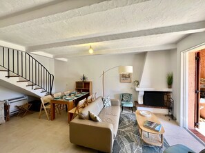 Smart TV, fireplace, books - Capleouna- Saint-Andrieu.secure estate with janitor, swimming pool and tennis court. (Villeneuve-Loubet)