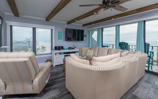 Condo, 3 habitaciones | Área de sala de estar