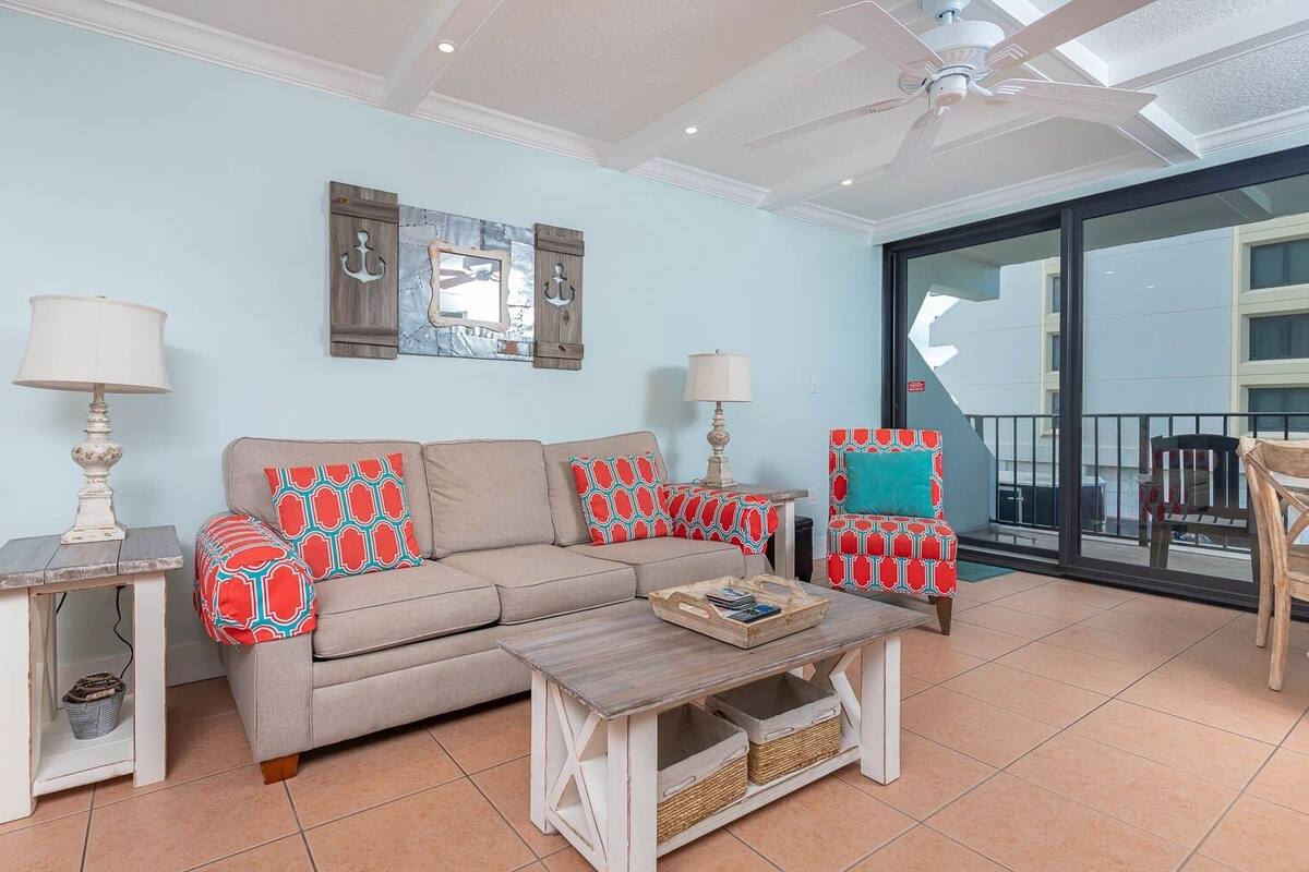Condo, 2 Bedrooms | Living area