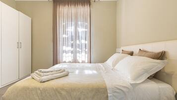 Room | 1 bedroom, desk, bed sheets