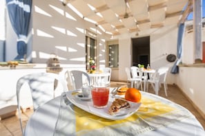 Free daily buffet breakfast