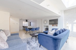 Basic Apartment, Multiple Beds | Living area