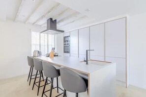 Basic Apartment, Multiple Beds | Private kitchen | Fridge, microwave, oven, stovetop - Luxury 2 Bedroom Garden Flat - Hackney (London)