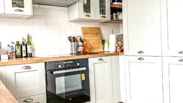 Fridge, oven, stovetop, electric kettle