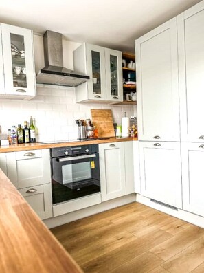 Køleskab, ovn, kogeplade, elkedel