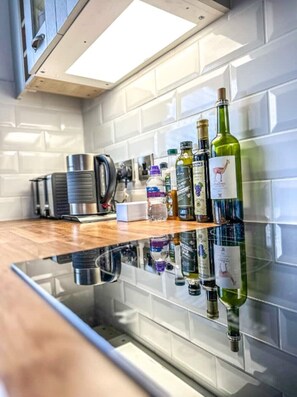 Kühlschrank, Ofen, Herdplatte, Wasserkocher