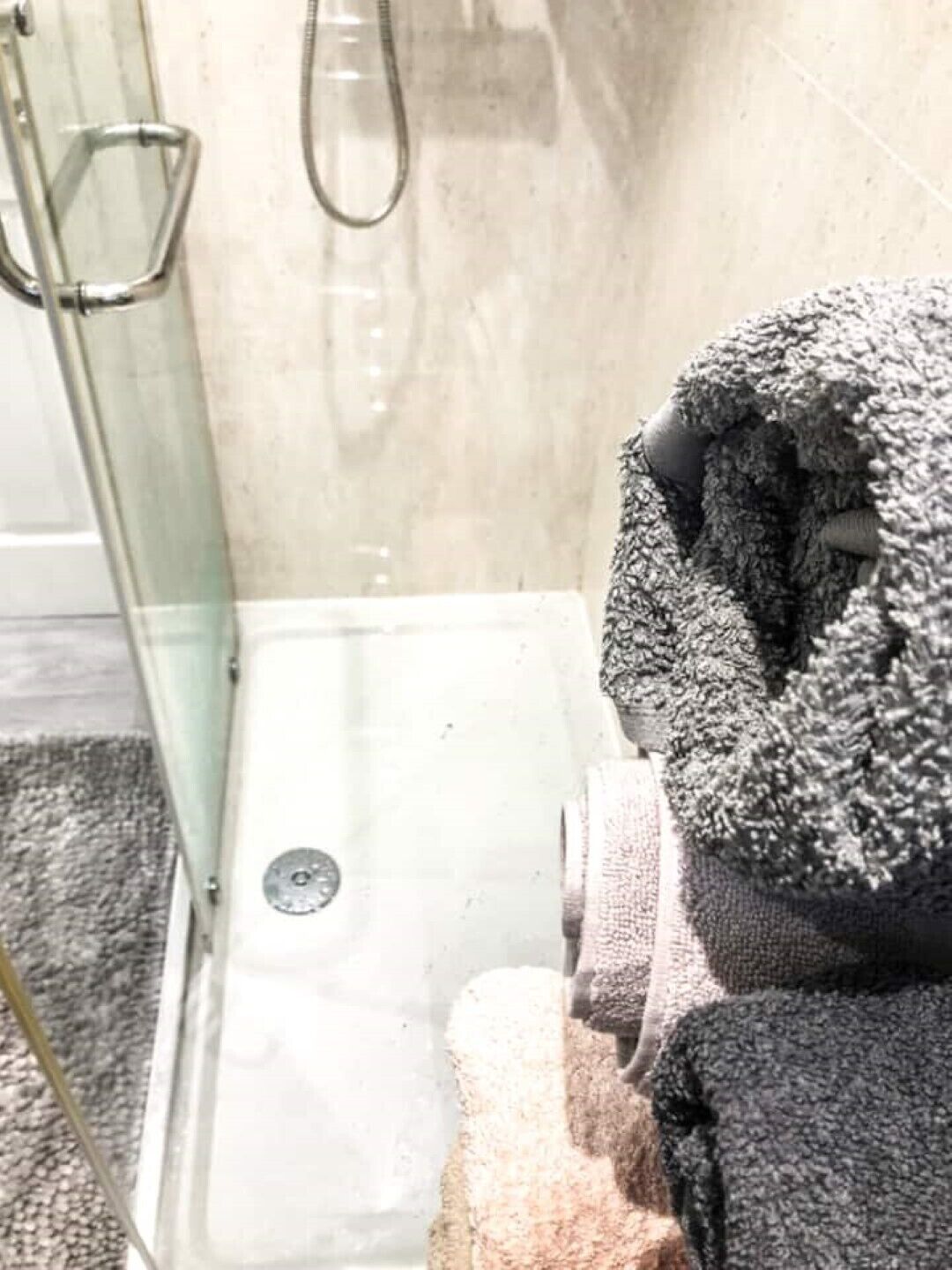 Douche, sèche-cheveux, serviettes fournies, savon