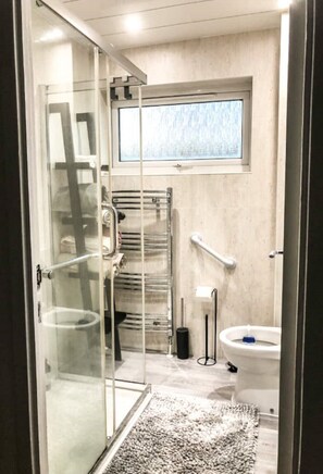 Dusche, Haartrockner, Handtücher, Seife