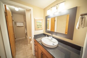 Deluxe Condo, 1 Bedroom, Pool Access, Corner (Edgewater 1444) | Bathroom | Combined shower/tub, hair dryer, towels - Edgewater 1444 (Keystone)