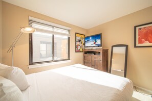 Deluxe Condo, 1 Bedroom, Pool Access, Corner (Edgewater 1444) | 1 bedroom, individually decorated, individually furnished - Edgewater 1444 (Keystone)