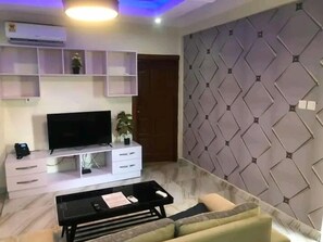 City Apartment | Ruang tamu | TV skrin rata 