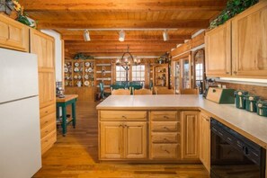 Fridge, microwave, oven, stovetop - Mountainside Family Retreat - Stunning Views (Banner Elk)
